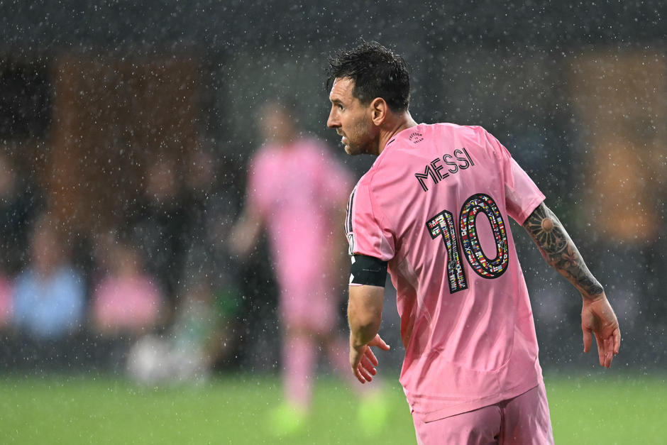 Messi debió irse reemplazado con molestias en la pierna izquierda. (Foto: AFP)