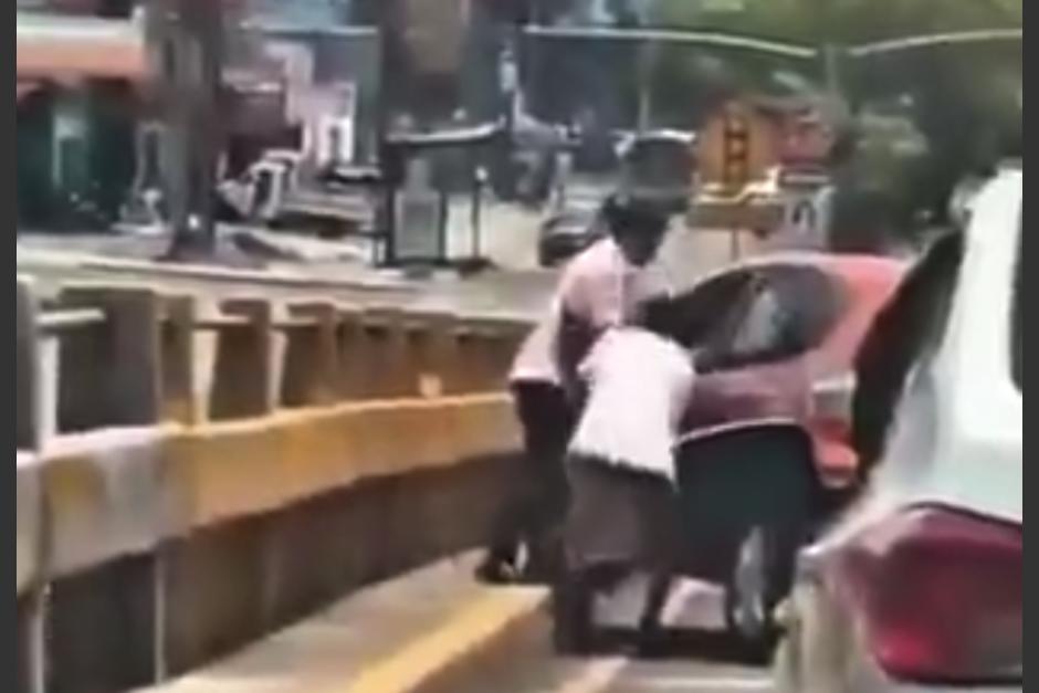 Sujetos intentan robar a conductor tras forcejeo (Foto: captura de video)