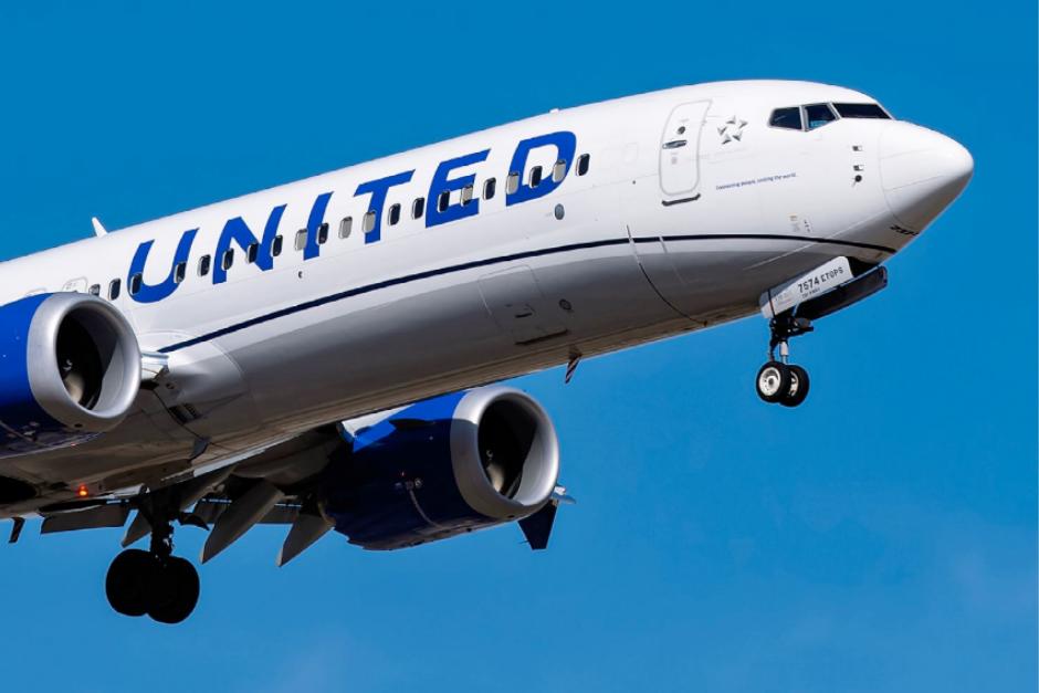 Según las autoridades, el pasajero intentó abrir una de las puertas del avión en pleno vuelo. (Foto: Shutterstock)