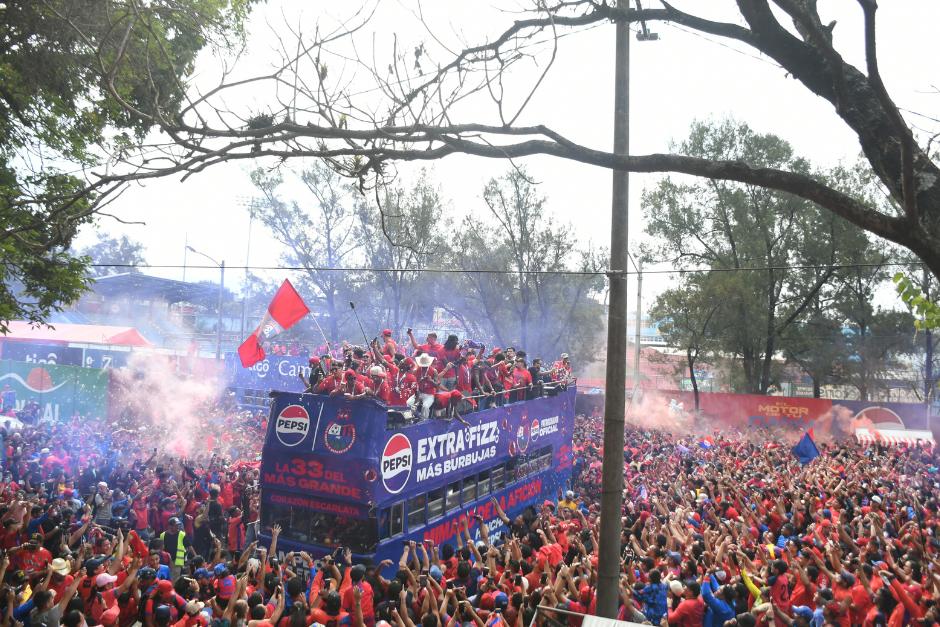 Una marea roja estaba esperando la salida de las chivas con rumbo a la zona 9 capitalina. Una fiesta total. (Foto: Rudy Martínez/Colaborador)