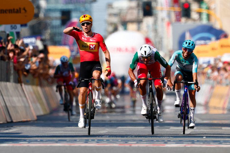 El noruego (rojo) celebró su victoria luego de un cerrado final contra varios oponentes. (Foto: AFP)