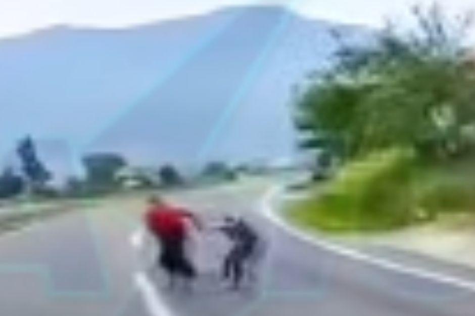 Una mujer y un niño se salvaron de ser arrollados. (Foto: captura de video)