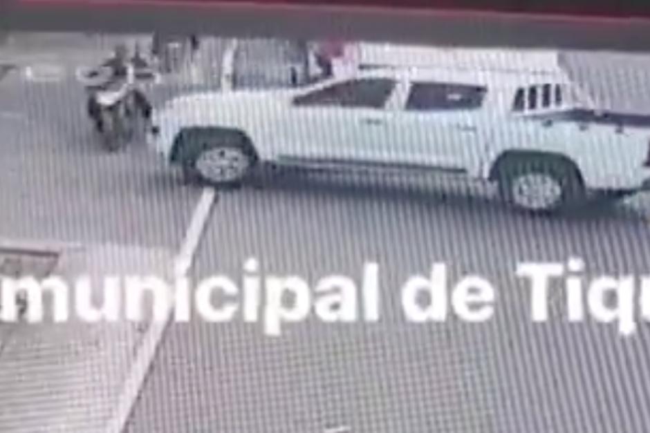 El picop terminó arrollando al motociclista. (Foto: Captura de video)