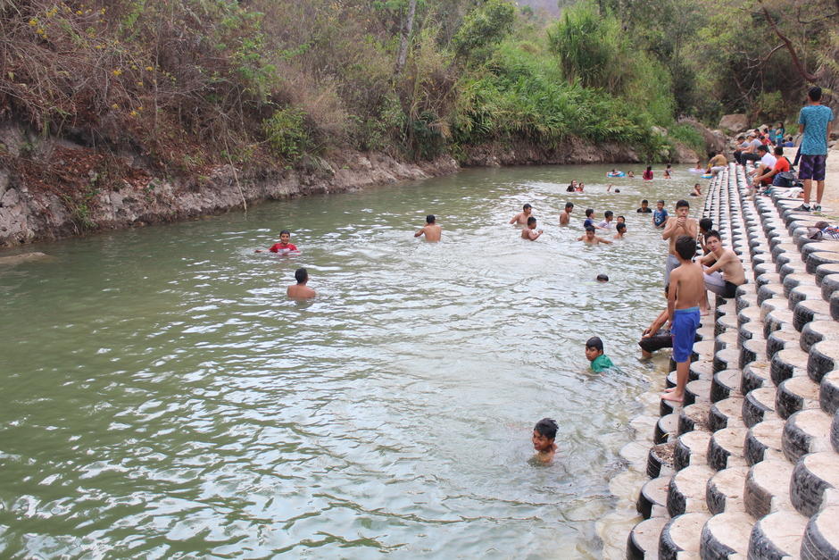 Un buen número de personas llega para darse un chapuzón. (Foto: Eco Muro Olopa)