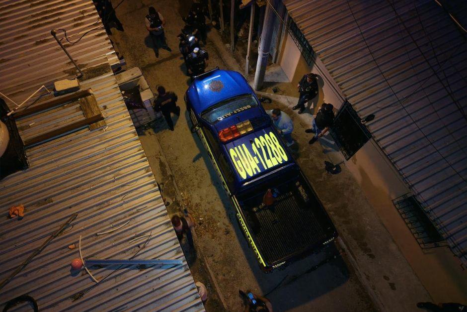 El pasado domingo 24 de mayo, la PNC capturó a dos supuestos pandilleros, entre ellos un menor de menor cuando salían de un vivienda en donde encontraron un cuerpo desmembrado. (Foto: PNC/Soy502)