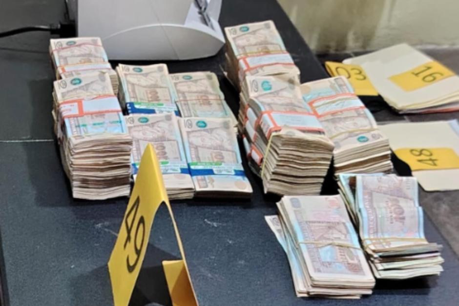 El dinero fue localizado en quetzales y en papel moneda de diferentes países. (Foto: PNC)