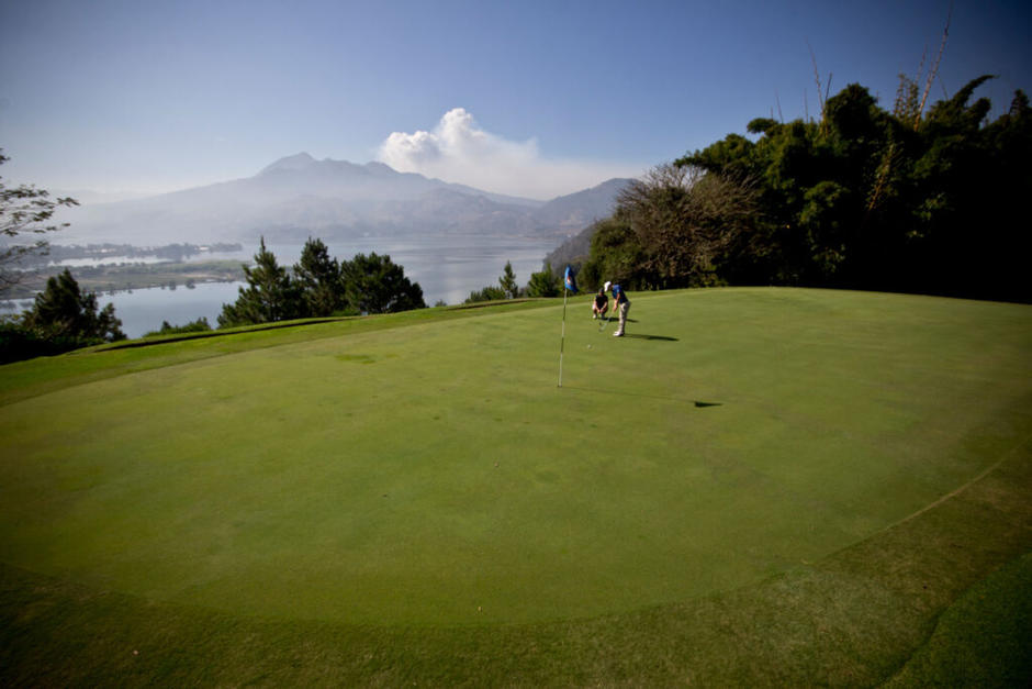 Por su sorprendente ubicación, el Mayan Golf Club tiene unas vistas impresinantes hacia el Lago de Amatitlán. (Foto Mayan Golf)