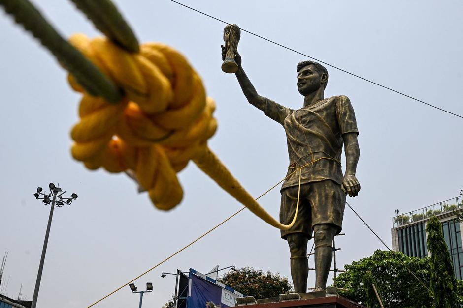En Calcuta, se ve una estatua de Messi atada con una cuerda para protegerla de la lluvia y las tormentas eléctricas.