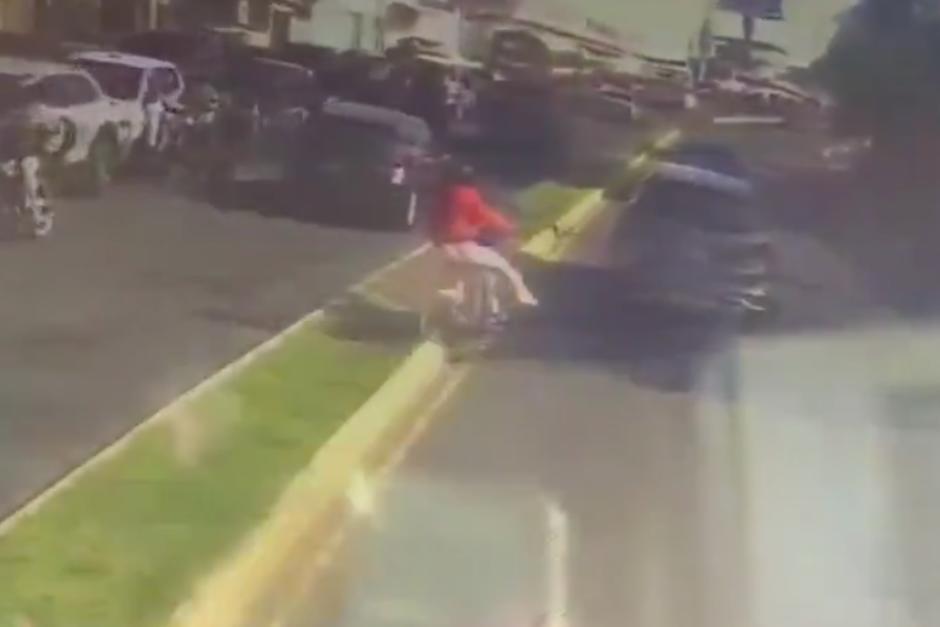 El conductor perdió el control y terminó cayendo de su vehículo. (Foto: Captura de video)