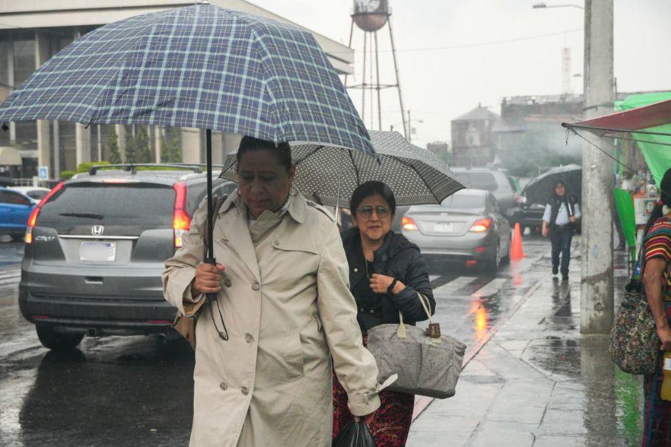 Es importante portar el paraguas para evitar ser sorprendido por las lluvias. (Foto: Wilder López/Soy502)