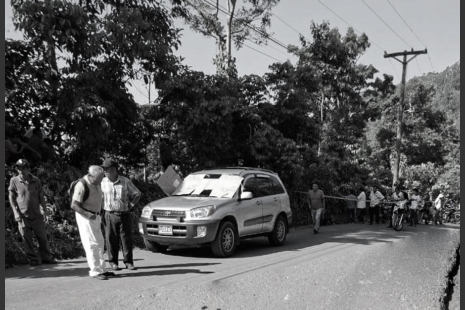 El cuerpo del hombre quedó dentro del auto. (Foto: redes sociales)
