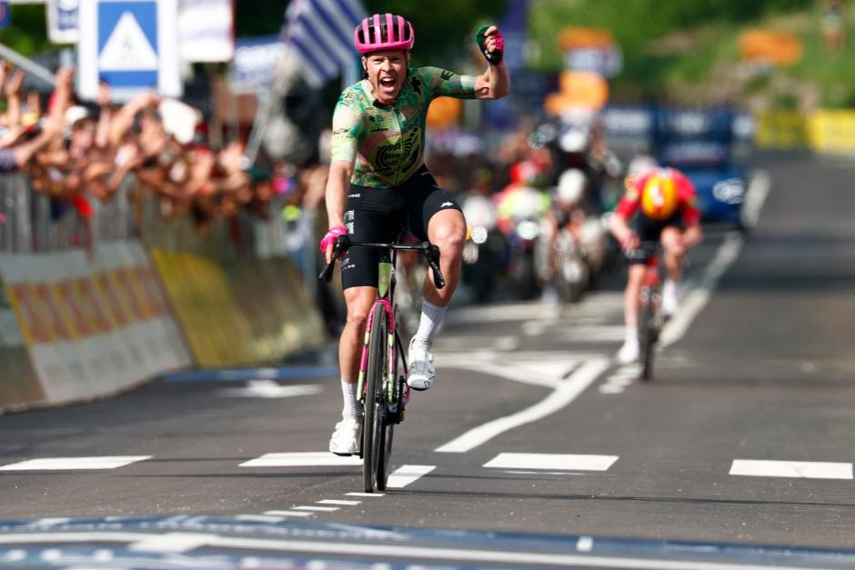El danés fue el primero en cruzar la línea de meta y lo hizo con mucha euforia por poder conquistar una etapa de la primera de las grandes del ciclismo. (Foto: AFP)