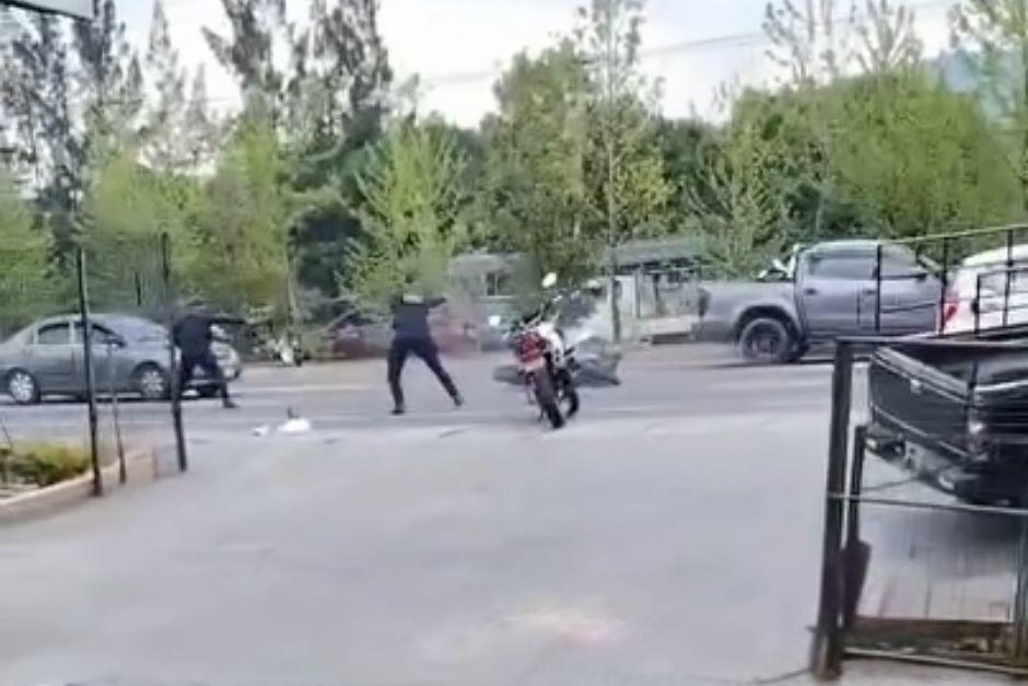 Agentes policiales intervinieron en un asalto y se enfrentaron a los delincuentes. (Foto: Captura de video)
