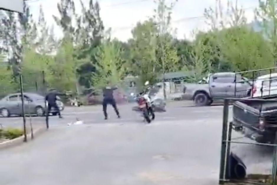 El momento del enfrentamiento entre la PNC y presuntos asaltantes quedó grabado. (Foto: Captura de video)