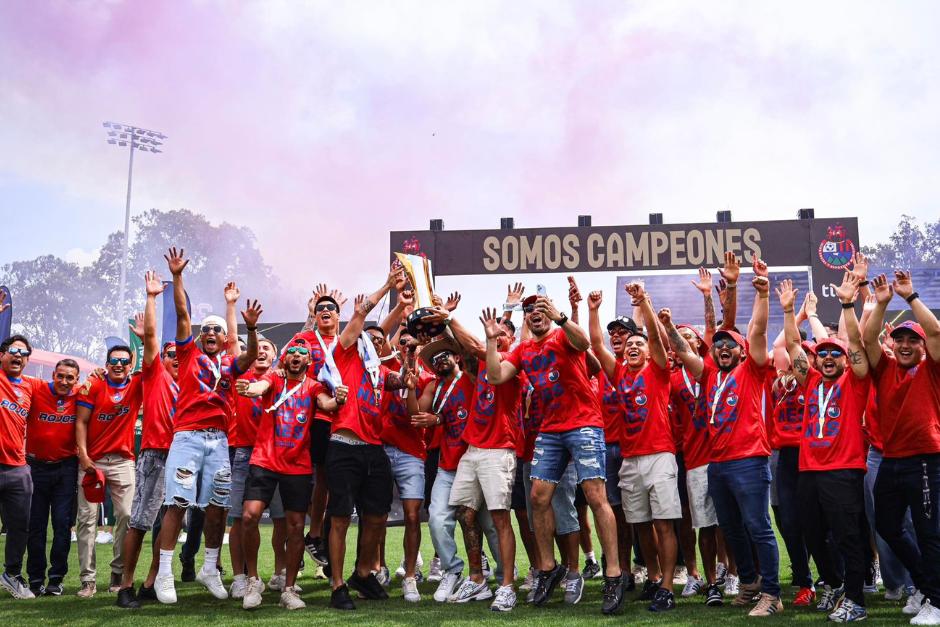 Los rojos festejaron el título 33 de la Liga Nacional el pasado domingo. (Foto: Municipal)