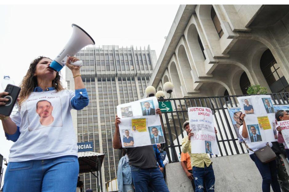 Familiares y amigos del odontólogo Julio Amílcar Martínez realizaron un platón en las afueras del edificio de tribunales. (Foto: Wilder López/Soy502)