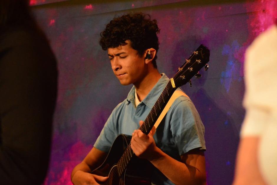 El joven músico combina guitarra clásica y sonidos acústicos en su propuesta artística. (Foto: Cortesía)