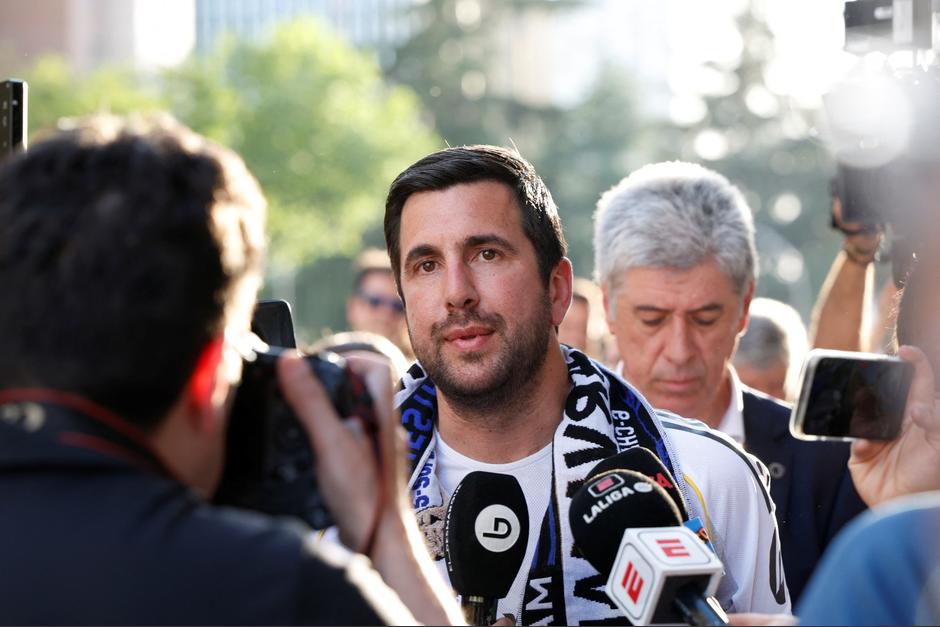 El candidato a la presidencia del Real Madrid, Enrique Riquelme, habla con los medios. (AFP)