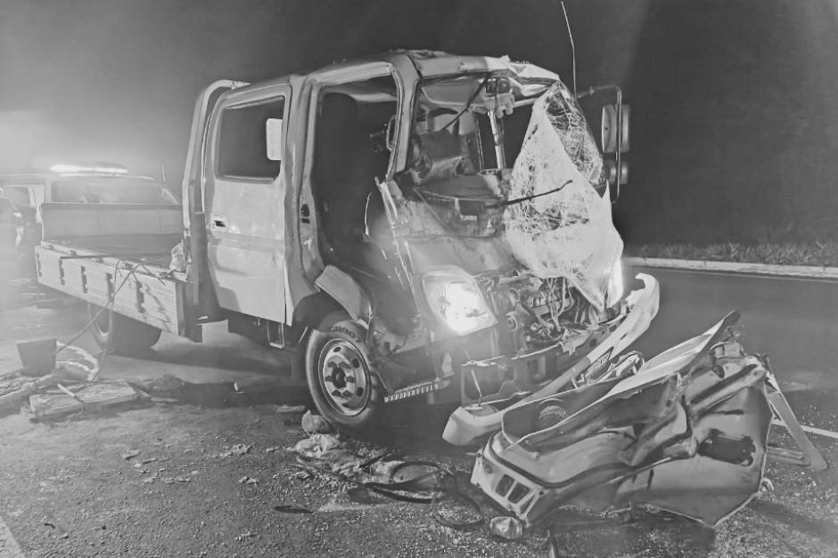 Los Bomberos Voluntarios rescataron con vida a uno de los tripulantes. (Foto: CVB)