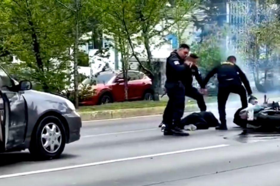 Los agentes policiales se enfrentaron a los delincuentes quienes pretendían huir. (Foto: Captura de video)