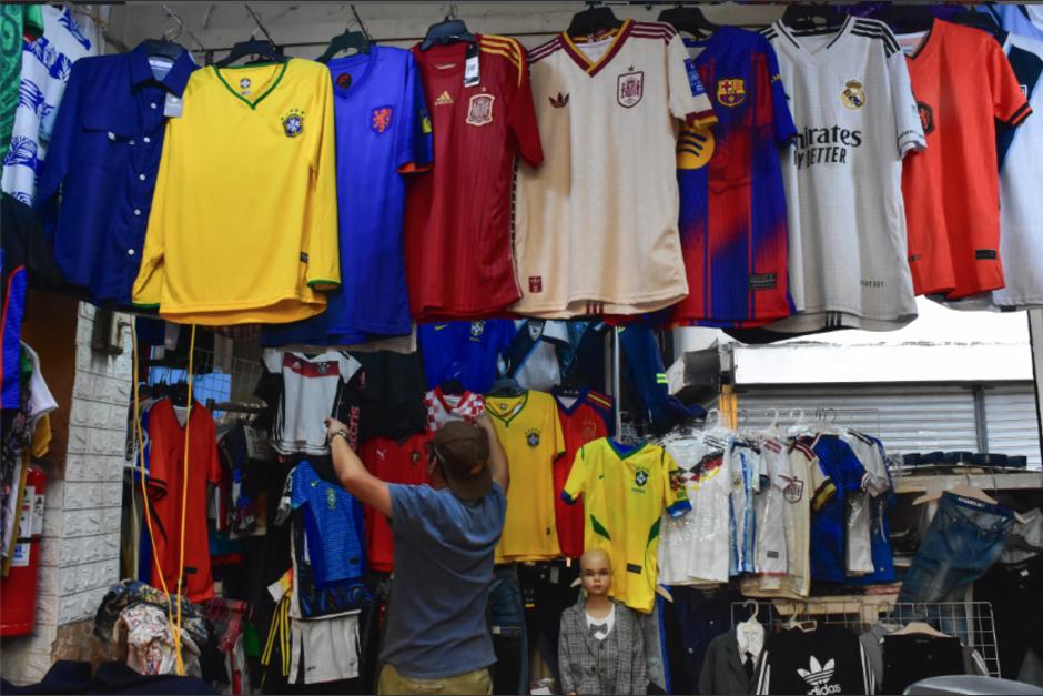 Las ventas de playeras y souvenirs proliferan en el mercado informal conforme se acerca la Copa Mundial de Futbol 2026. (Foto: Estuardo Paredes/Soy502)