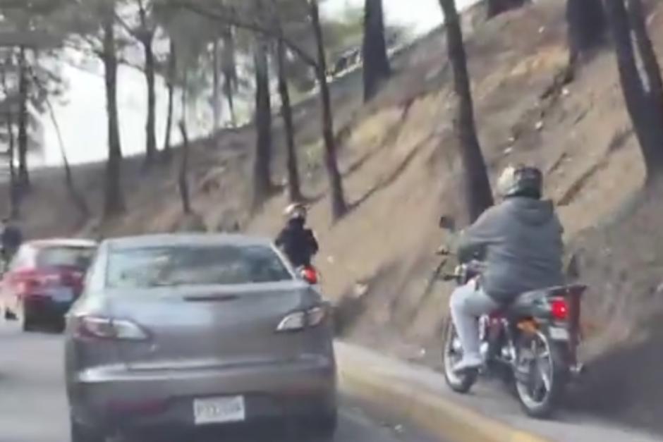 Varias motocicletas circularon por la acera peatonal de bulevar Naranjo. (Foto: Captura de video)