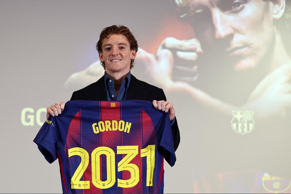 Anthony Gordon fue presentado este viernes con el FC Barcelona. (Foto: AFP)