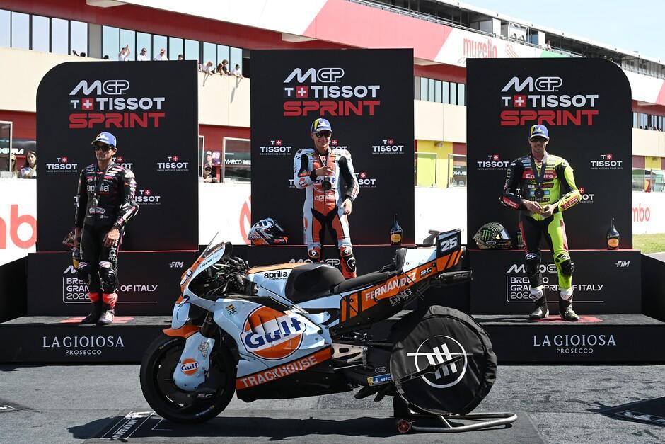 Raúl Fernández (centro) celebró en Mugello su primera victoria en una carrera esprint de MotoGP. (Foto: AFP) 