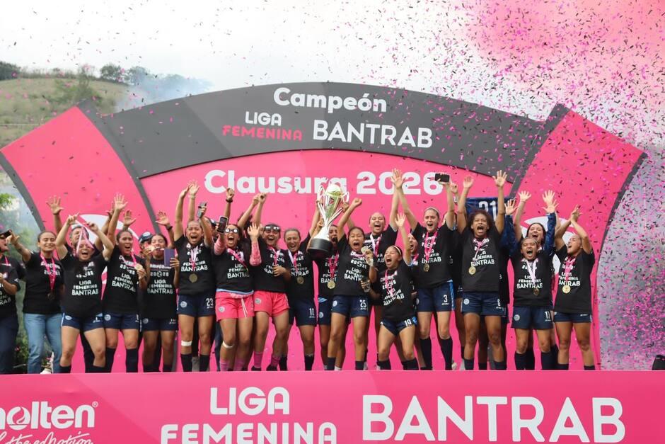 El cuadro capitalino volvió a levantar el trofeo y alcanzó su histórico título número 21. (Foto: Unifut) 