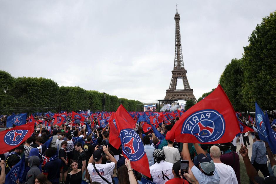 Las inmediaciones de la Torre Eiffel estaban repletas de aficionados parisinos para festejar con sus jugadores. (Foto: AFP)