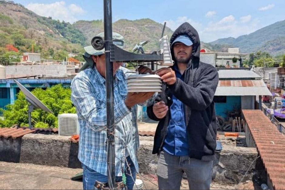 Técnicos revisan y actualizan los equipos de monitoreo climático de Insivumeh. (Foto: Archivo / Soy502) 