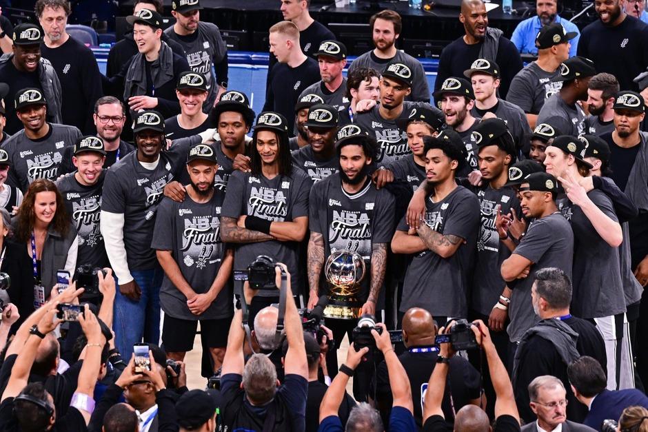 Los Spurs consiguieron levantar el trofeo de campeones del Oeste. (Foto: San Antonio Spurs) 