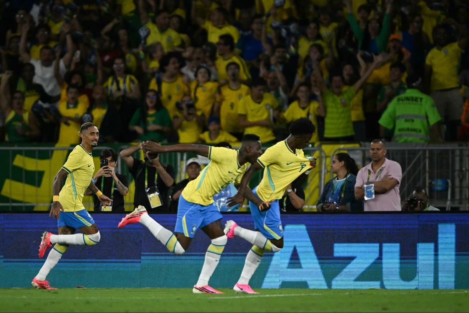 Vinícius festeja después de anotar frente a la selección panameña. (Foto: AFP)