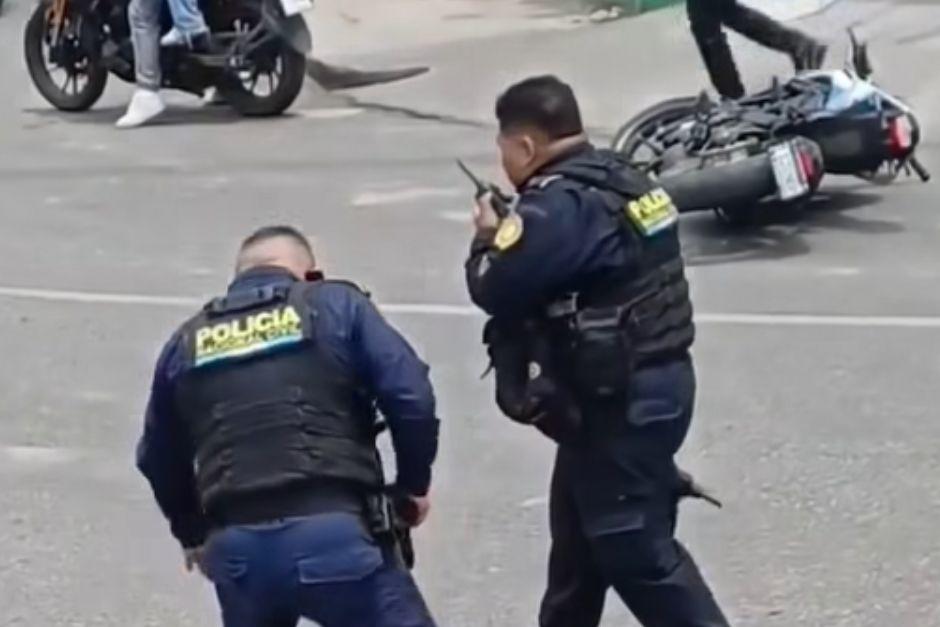 Los agentes de la PNC actuaron inmediatamente tras el ataque armado. (Foto: Captura de video)