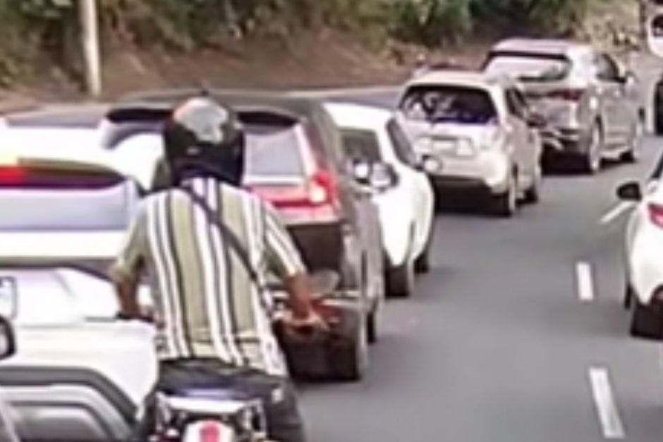 Una tragedia pudo haber ocurrido por la forma en que circulaba el conductor. (Foto: captura de video)