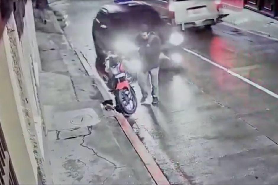 Un motorista fue atropellado cuando se estacionaba en la orilla de la calle. (Foto: Captura de video)