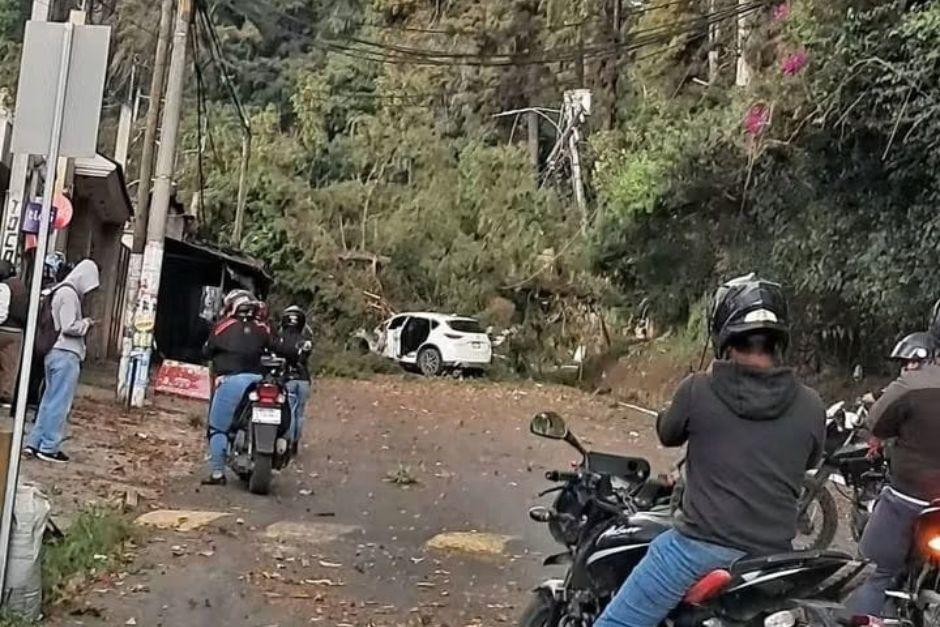 El árbol ha obstaculizado el paso vehicular por completo. (Foto: Redes sociales)