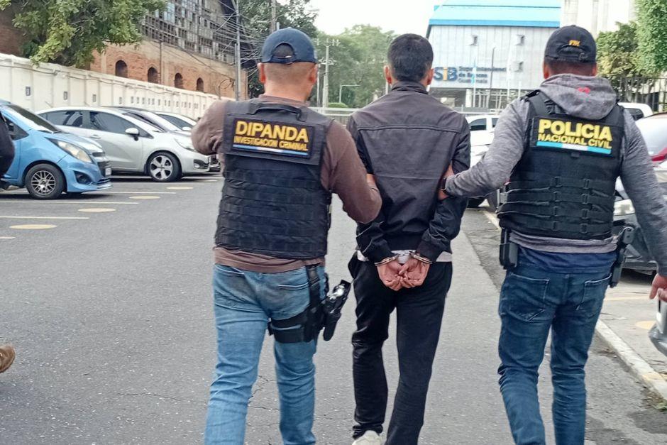 Alias "Flaco" fue detenido al contar con ocho órdenes de aprensión por extorsión. (Foto: PNC)