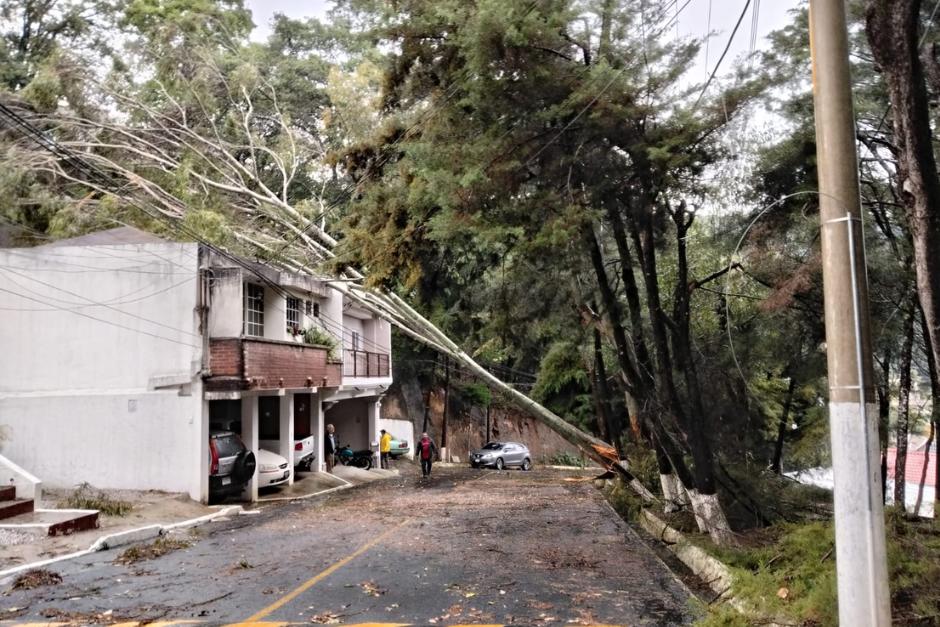 El paso quedó obstaculizado en dirección a San Juan Sacatepéquez. (Foto: Cortesía/Soy502)