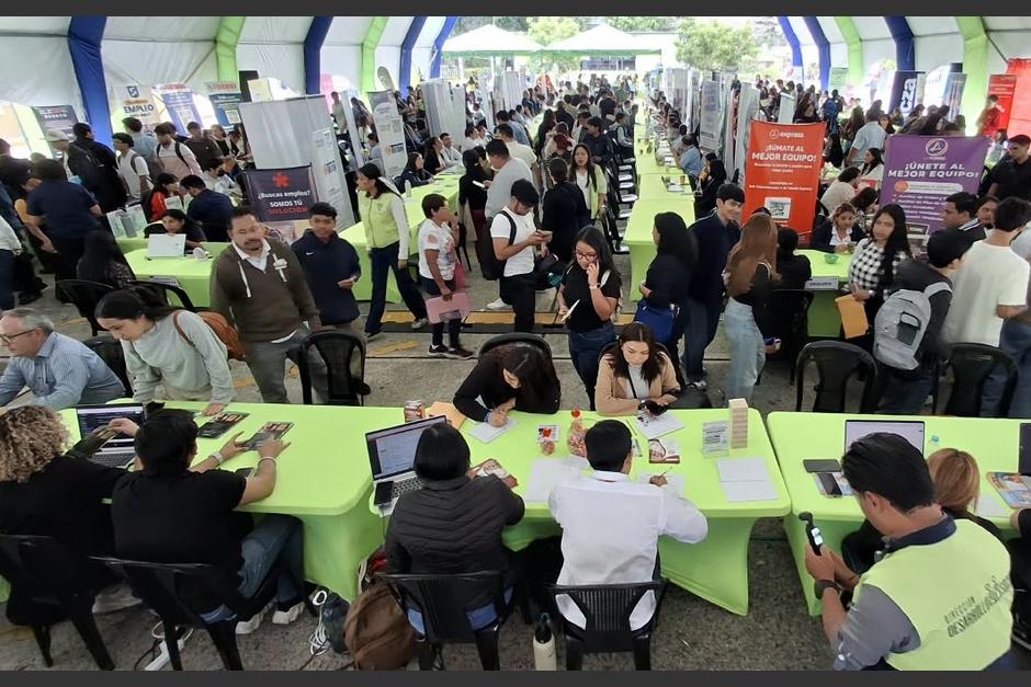 Varias empresas se han dado cita para atender a los jóvenes (Foto: Wilder López/Soy502)