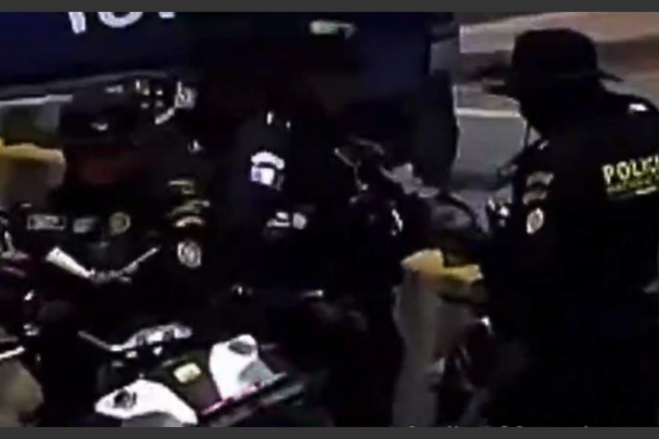 Agentes de la PNC lograron la captura de un sospechoso. (Foto: captura de video)
