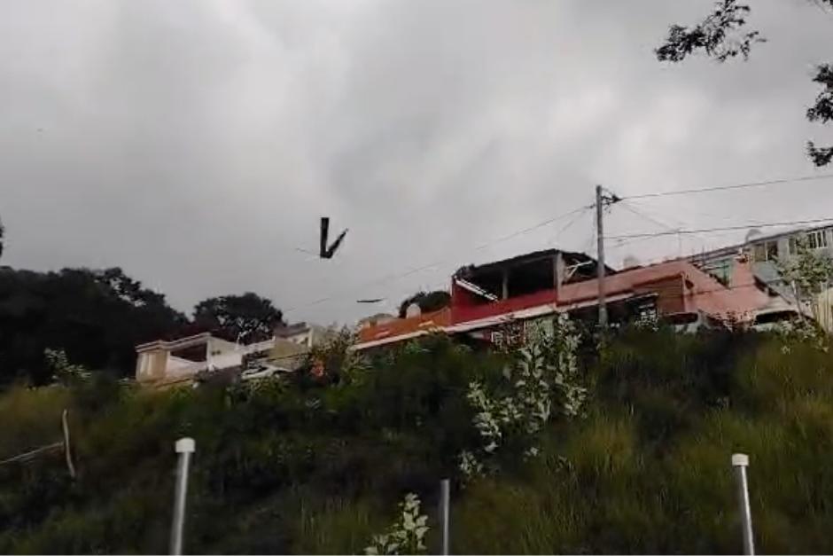 El video captó el momento exacto en el que varias láminas volaban por los aires. (Foto: Captura de video)