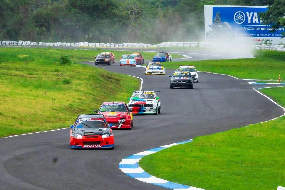 Juanes Morales, comandando el pelotón, podría convertirse en campeón de la categoría Turismo Sport A, el próximo domingo. (Foto: Autódromo Los Volcanes)