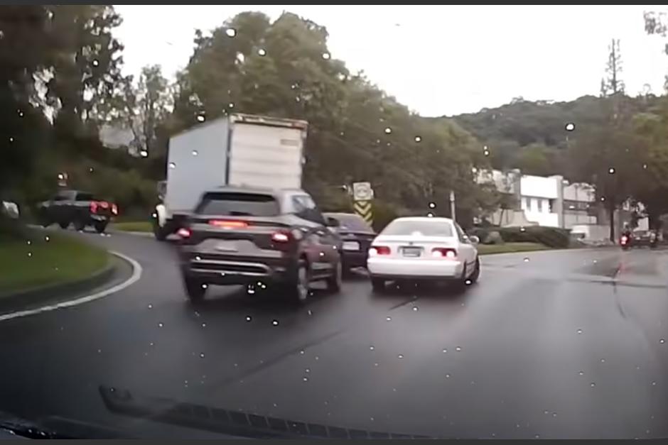 El incidente fue grabado por otro conductor. (Foto: captura de video)