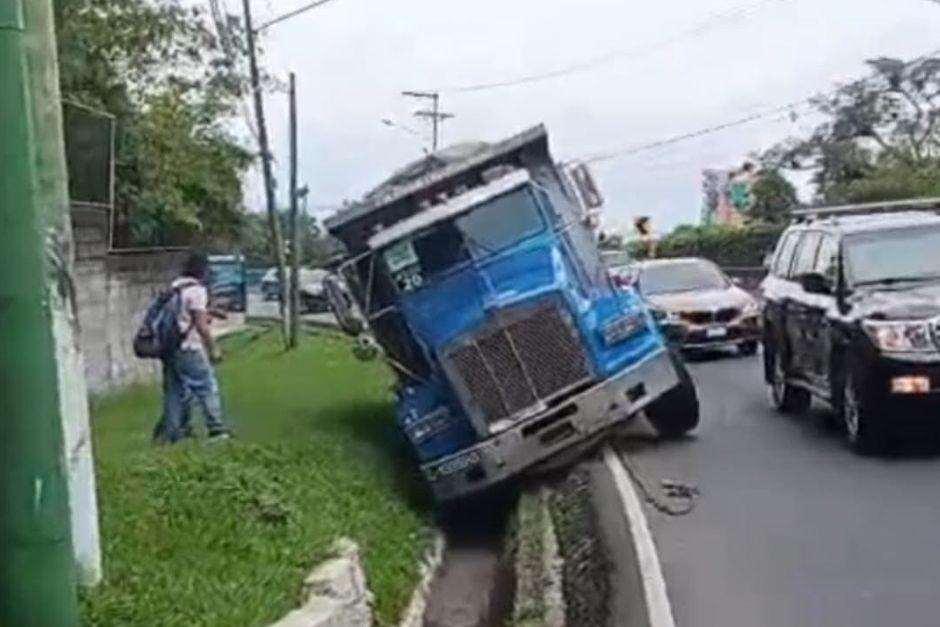El camión obstaculizo el tránsito del sector. (Foto vía: Policía Municipal de Tránsito)