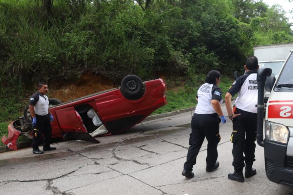 Bomberos Voluntarios atendieron a dos personas tras el accidente. (Foto: CVB)