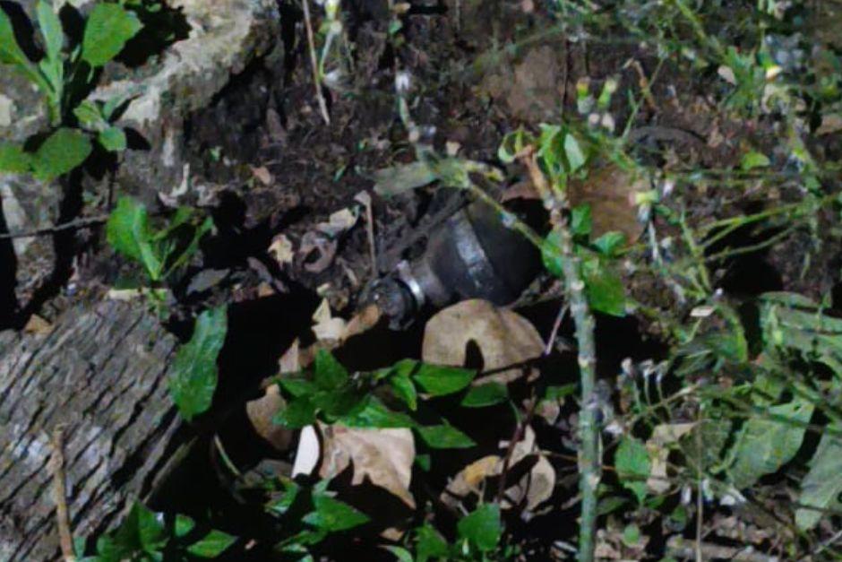 El artefacto fue localizado en un terreno montañoso de Alta Verapaz. (Foto vía: PNC)