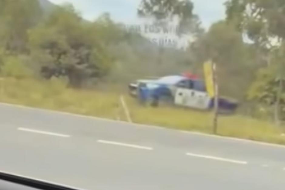 Tras la persecución, una unidad de la PNC se fue a un barranco. (Foto: Captura de video)