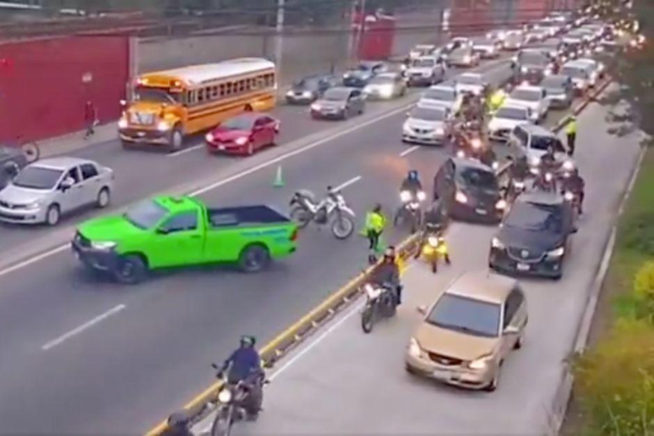 El fatal accidente de tránsito ha ocasionado congestionamiento esta mañana en la calzada Raúl Aguilar Batres. (Foto: Captura de video de PMT de Villa Nueva)