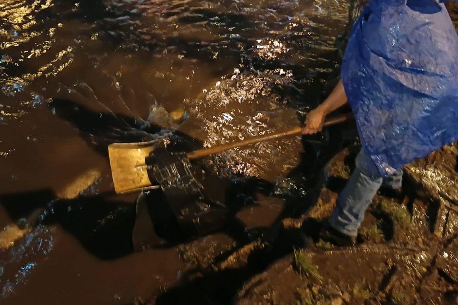 La obstrucción de los tragantes ha causado fuertes inundaciones sobre varias rutas principales. (Foto vía: Municipalidad de Guatemala)